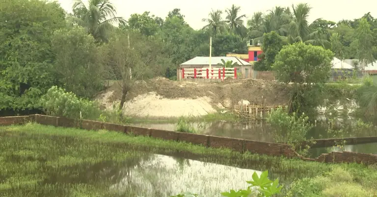 কুষ্টিয়ায় মাটি ফেলে মুখ বন্ধ করা কালভার্ট